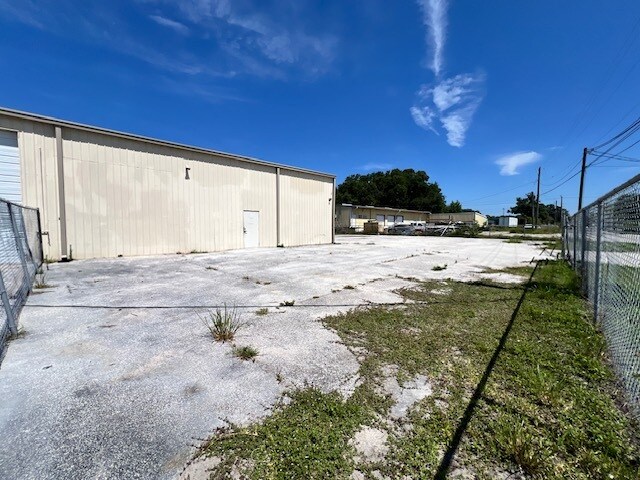 More Photos Of 205 Complex Dr, Lakeland Service For Lease