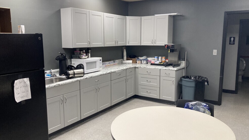 More Photos Of 1650 S Beltline Hwy, Mobile Showroom For Sale