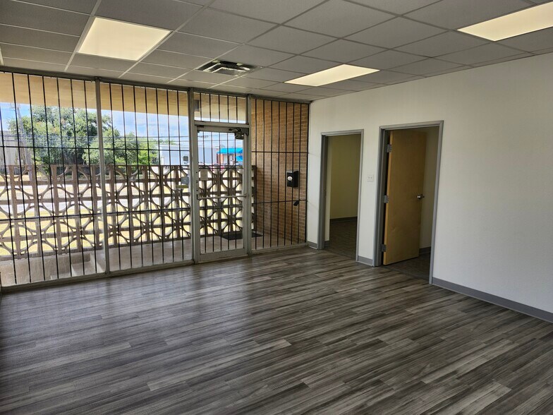 More Photos Of 9120 Premier Row, Dallas Distribution For Sale