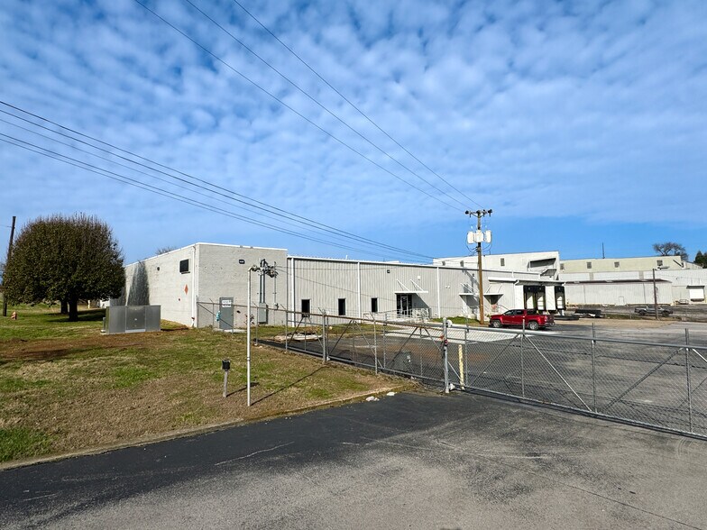 Primary Photo Of 1418 Poplar Ln, Nashville Manufacturing For Lease