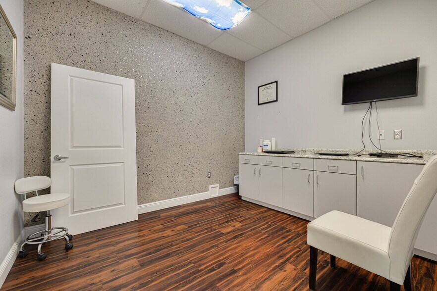 More Photos Of 1033 West Bay Dr, Largo Office For Lease