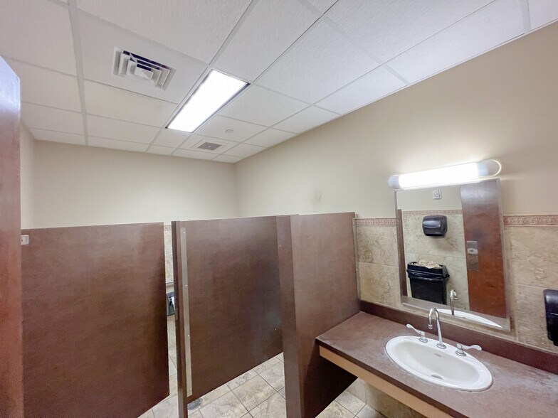 More Photos Of 17420 Highway 190 E, Hammond Showroom For Sale