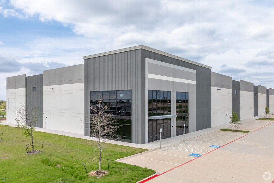 More Photos Of 4521 N US Highway 67, Midlothian Unknown For Lease