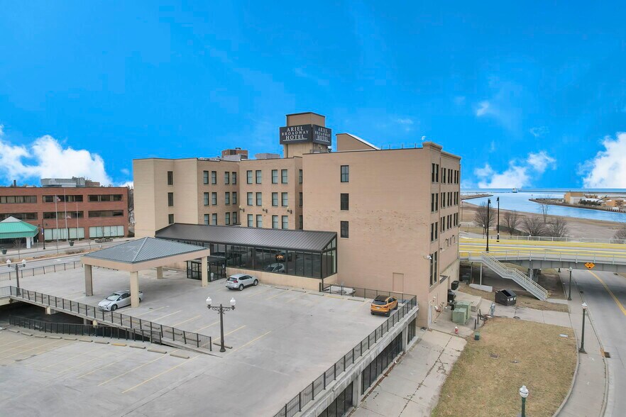 More Photos Of 301 Broadway, Lorain Hotel For Lease