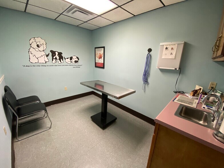 More Photos Of 2228 W College St, Springfield Veterinarian Kennel For Sale