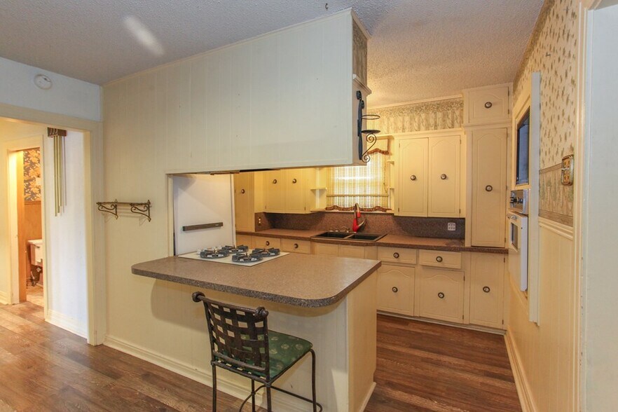 More Photos Of 1201 E 11th Pl, Big Spring Specialty For Sale