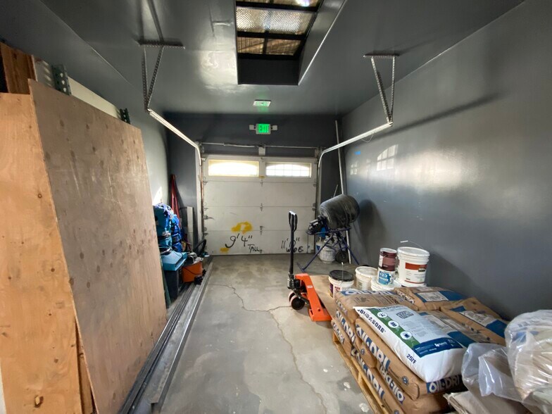 More Photos Of 7234 Owensmouth Ave, Canoga Park Freestanding For Lease