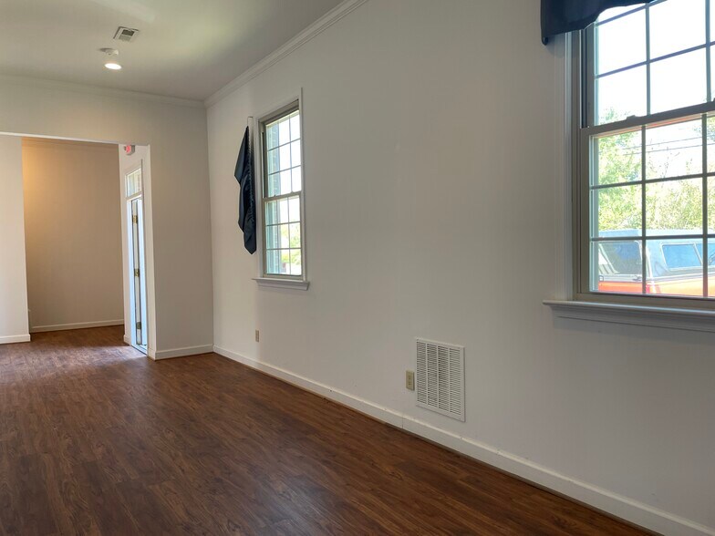 More Photos Of 8979 Pocahontas Trl, Williamsburg Light Distribution For Lease