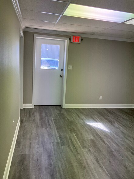 More Photos Of 6950 College St, Beaumont Warehouse For Lease