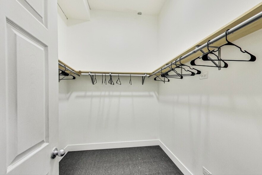 More Photos Of 2628-2634 W Touhy Ave, Chicago Storefront Retail Office For Sale