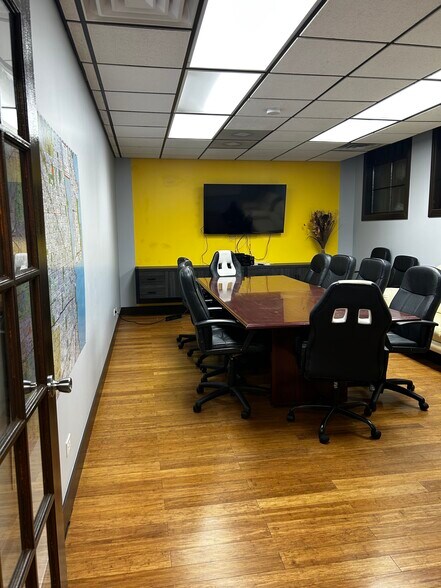 More Photos Of 4044 N Elston Ave, Chicago Storefront Retail Office For Lease