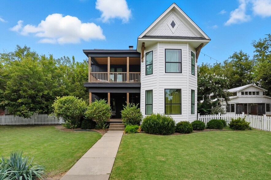 More Photos Of 924 S Main St, Broken Arrow Showroom For Sale
