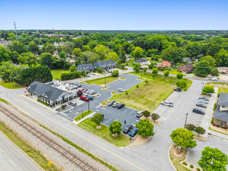 More Photos Of 305 N Main St, Simpsonville Storefront For Lease