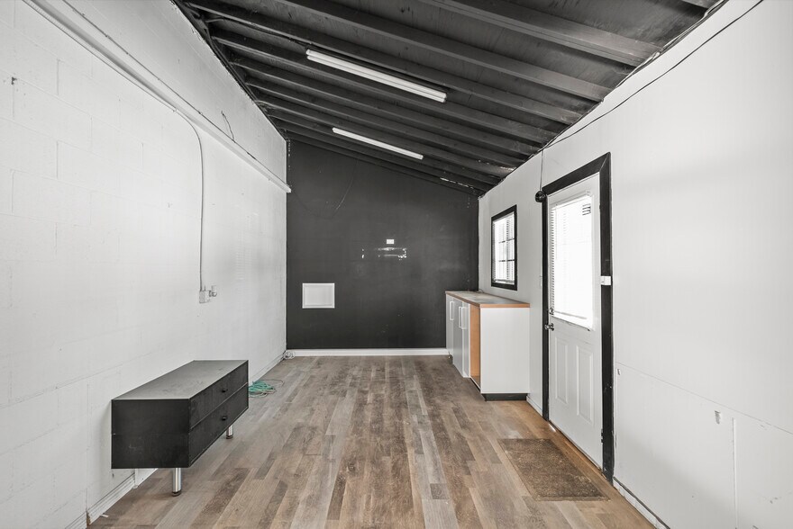 More Photos Of 14222-14226 Aetna St, Van Nuys Warehouse For Lease