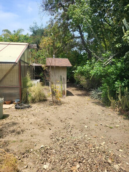 More Photos Of 18552 Erwin St, Tarzana Land For Lease