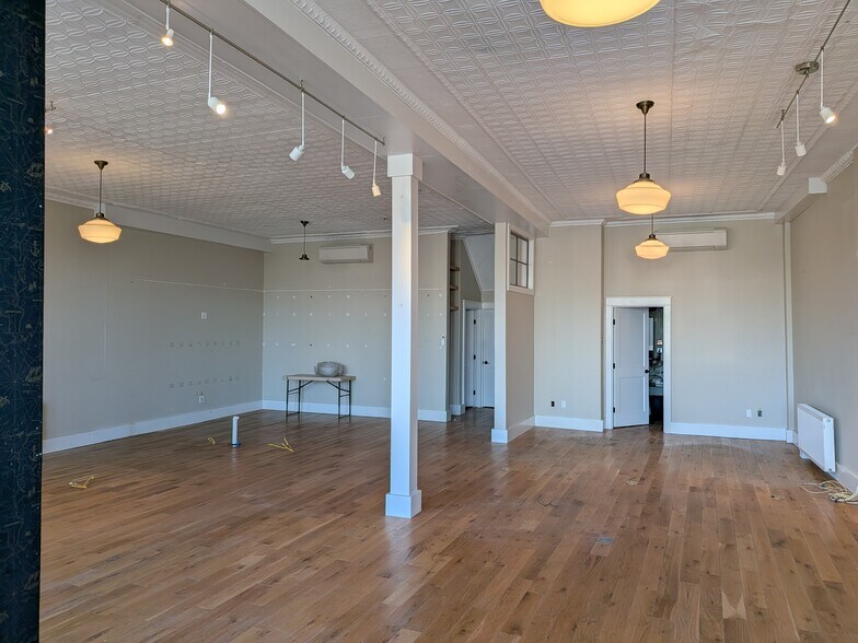 More Photos Of 160 Front St, Bath Storefront Retail Residential For Lease