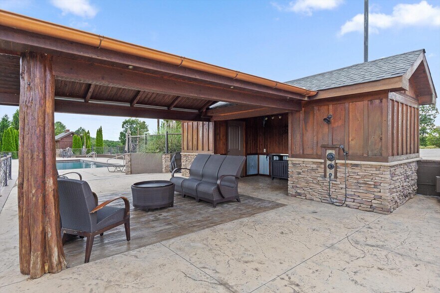 More Photos Of 1020 Thomas Rd, Benton Multifamily For Sale