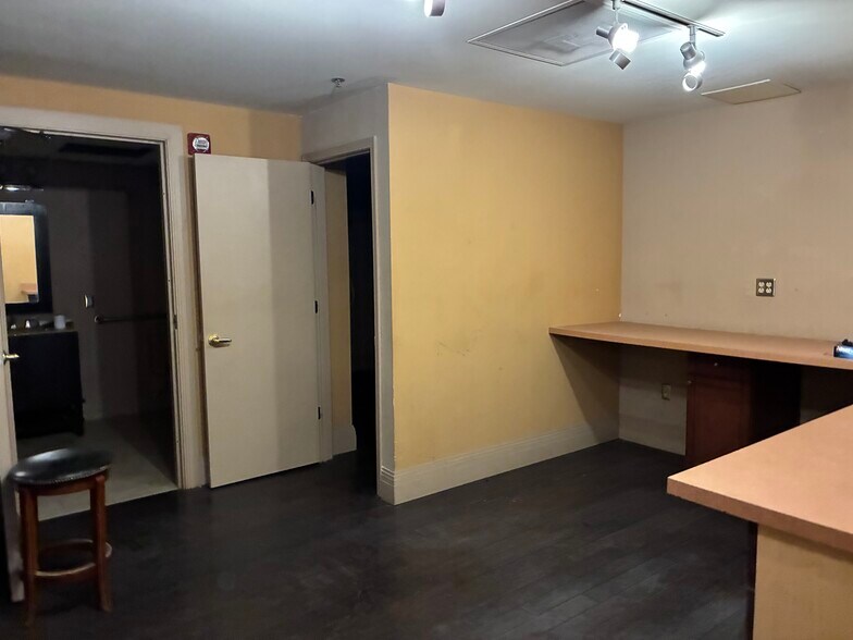 More Photos Of 817 Olive St, Saint Louis General Retail For Lease