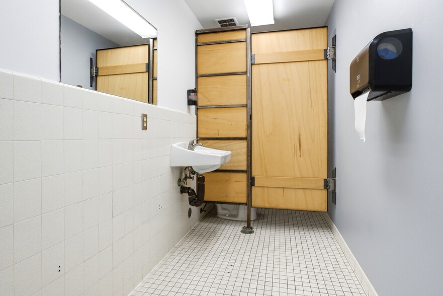 More Photos Of 1360 S Main St, Salt Lake City Freestanding For Lease