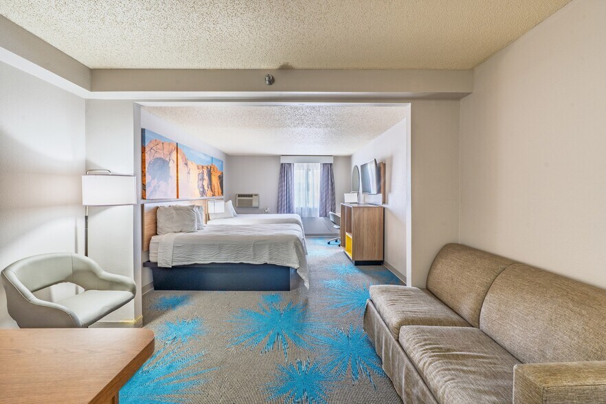 More Photos Of 519 Crook St, Custer Hotel For Sale