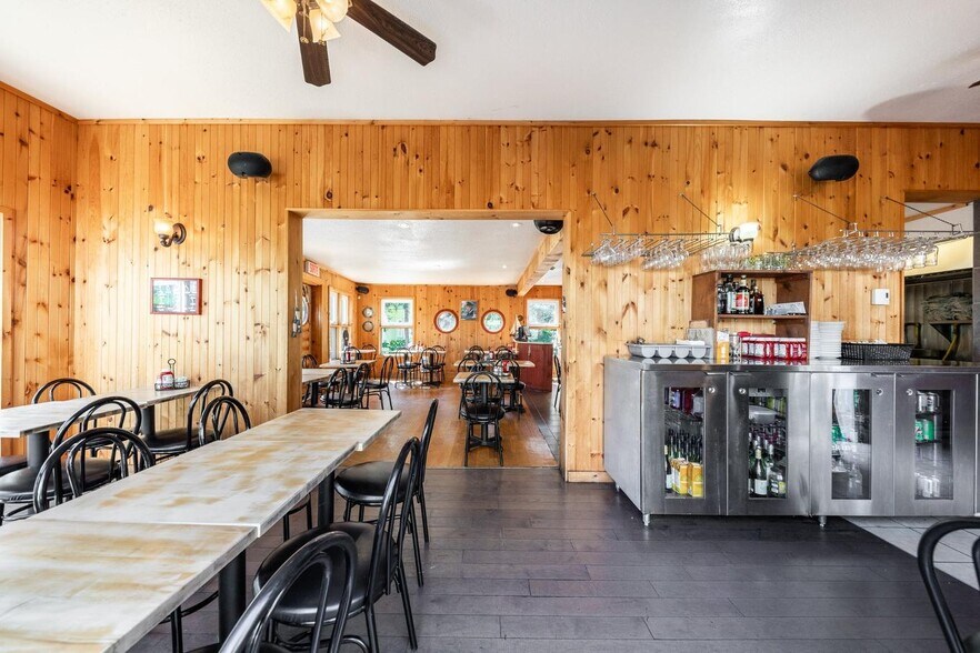 More Photos Of 880 Rue Richelieu, Beloeil Storefront For Sale