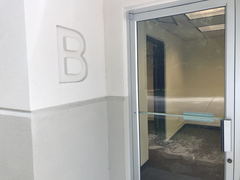 More Photos Of 121 E Magnolia St, Friendswood Unknown For Lease