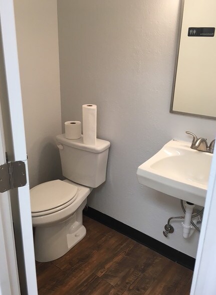 More Photos Of 2006 50th St, Lubbock Flex For Lease