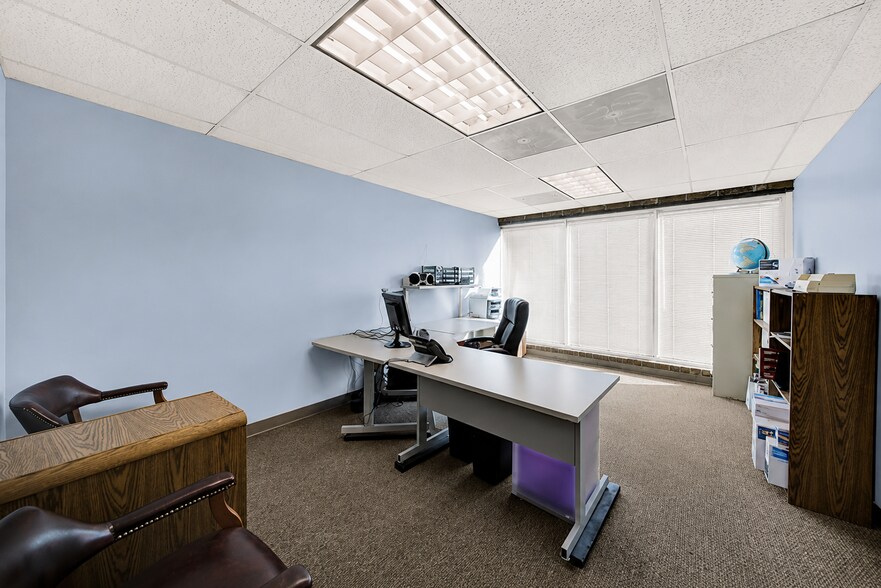 More Photos Of 425 E Arrowhead Dr, Charlotte Warehouse For Lease