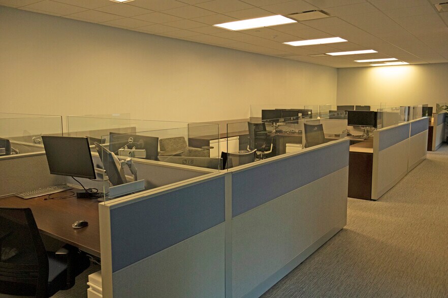 More Photos Of 1400 W 16th St, Oak Brook Office For Lease