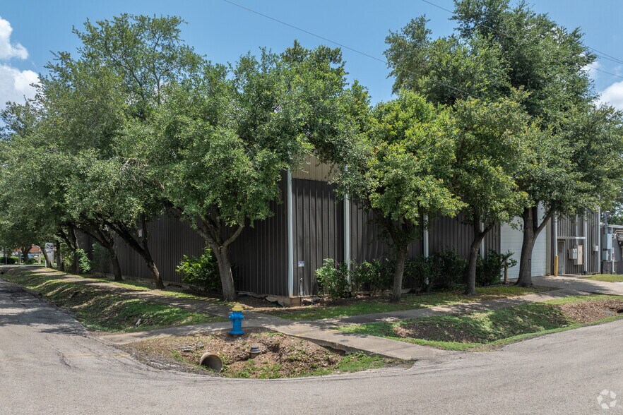 More Photos Of 6501 Goforth St, Houston Warehouse For Lease
