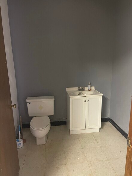 More Photos Of 134 Elm St, Anniston Freestanding For Lease