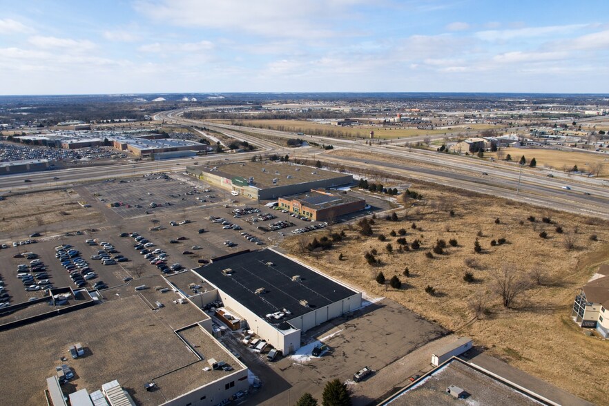 More Photos Of 2020 Adams St, Mankato General Retail For Sale