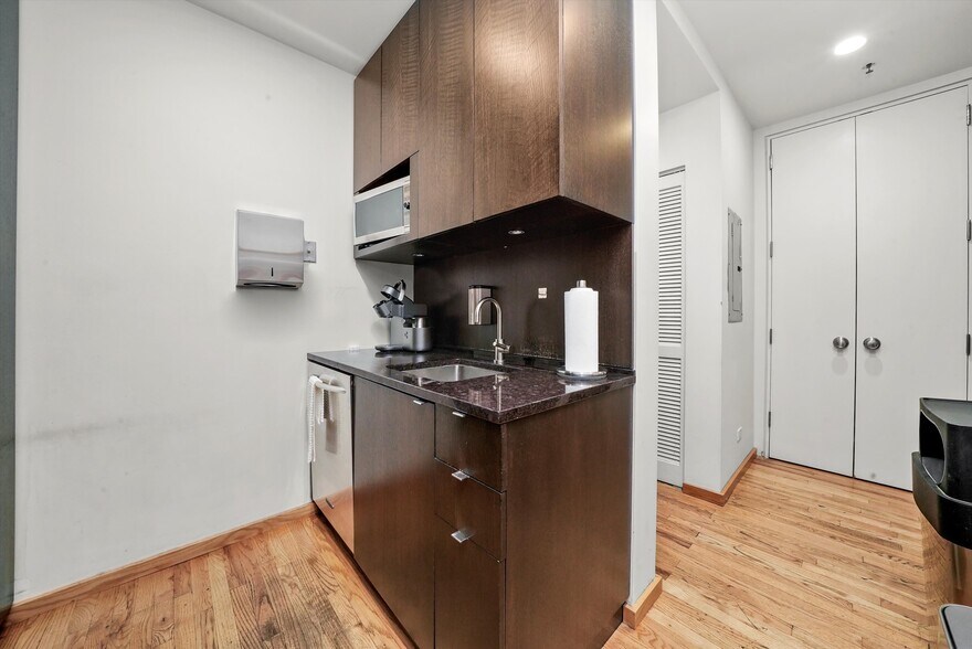 More Photos Of 1327 W Washington Blvd, Chicago Loft Creative Space For Lease