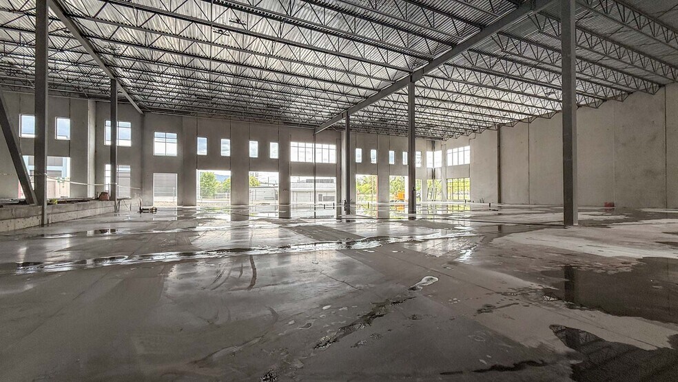 More Photos Of 4605 34 St, Vernon Distribution For Lease