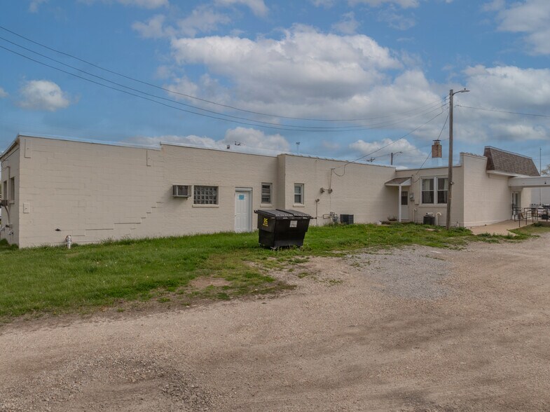 More Photos Of 220 W Lincoln St, Hawk Point General Retail For Sale