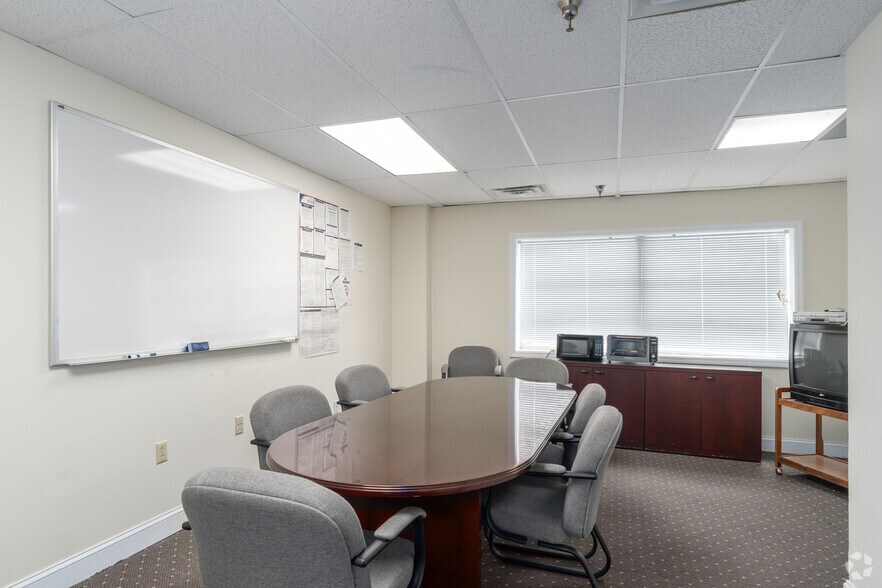 More Photos Of 190 N Evergreen Ave, Woodbury Office For Lease