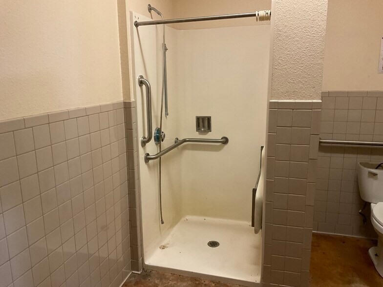 More Photos Of 211 Corporate Dr, Sibley Industrial For Lease