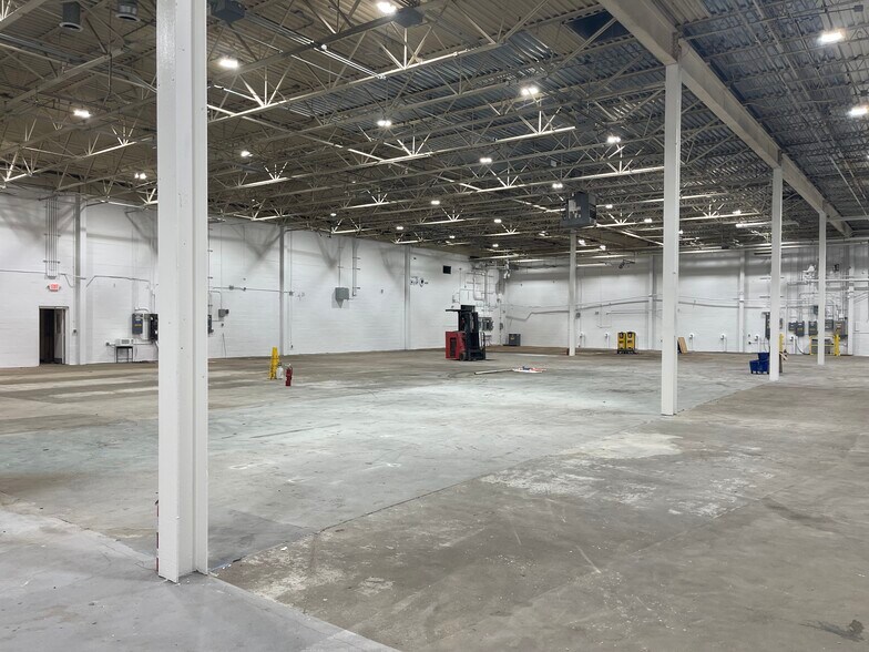 More Photos Of 33 Rajon Rd, Bayport Manufacturing For Lease