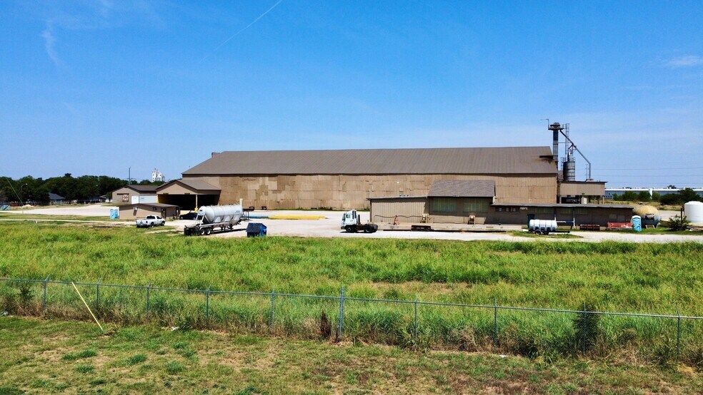 More Photos Of 3800 Deen Rd, Fort Worth Warehouse For Sale