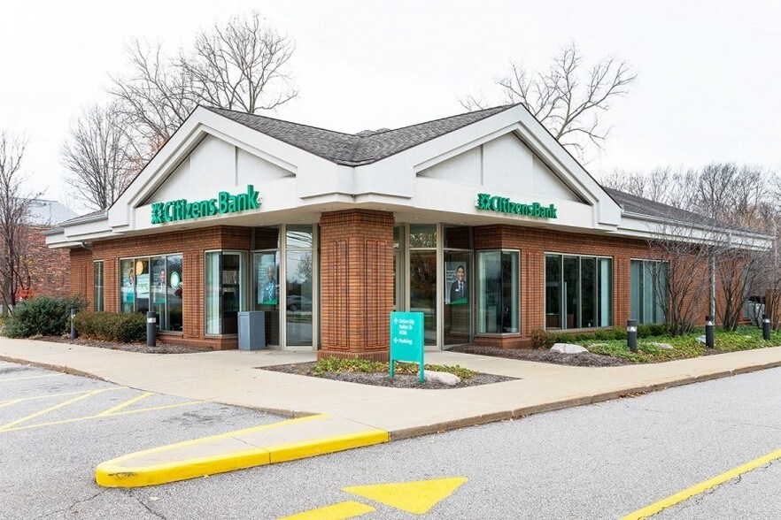 More Photos Of 690 Richmond Rd, Richmond Heights Bank For Lease