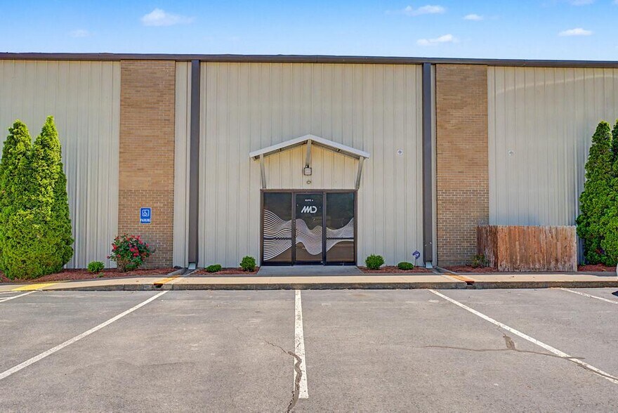 More Photos Of 1300 W Hudson Rd, Rogers Warehouse For Lease