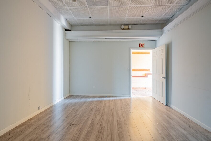 More Photos Of 16955 Sherman Way, Van Nuys Freestanding For Lease