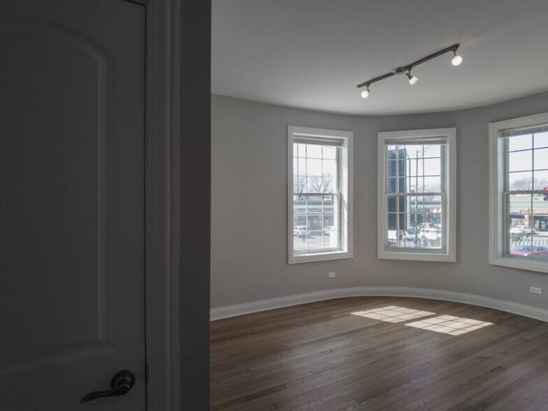 More Photos Of 4401-4403 N Clark St, Chicago Apartments For Lease