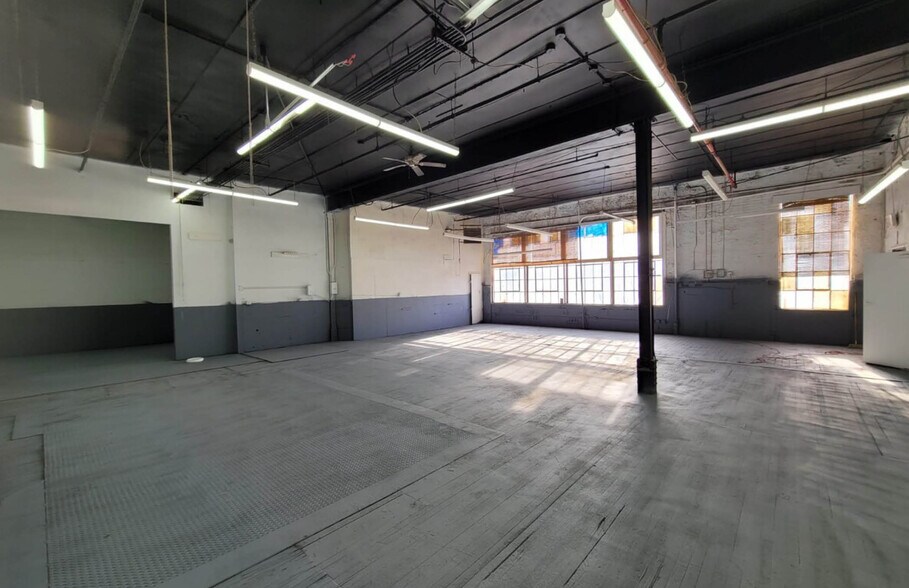 More Photos Of 830 Barry St, Bronx Warehouse For Lease