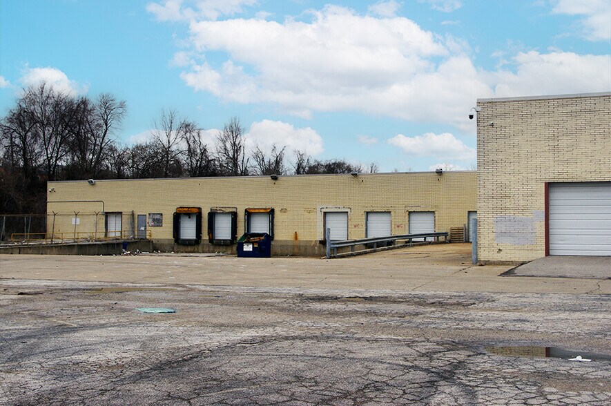 More Photos Of 10223 Lewis And Clark Blvd, Saint Louis Warehouse For Lease