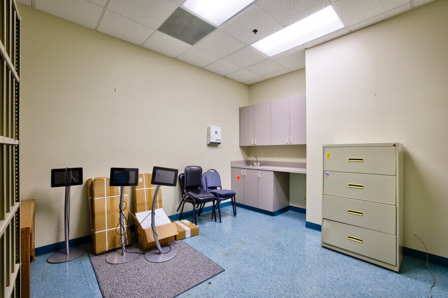 More Photos Of 7118-7170 N Nob Hill Rd, Tamarac General Retail For Lease