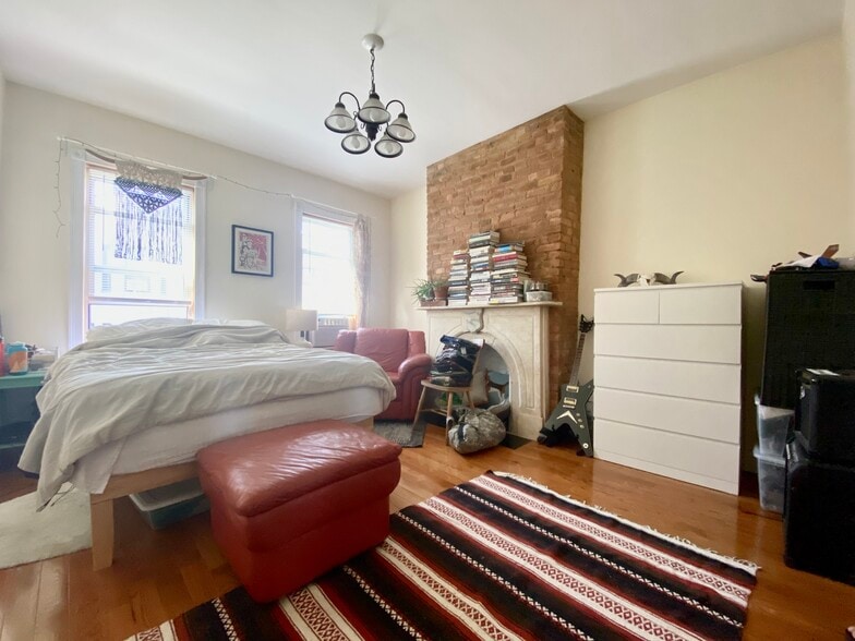 More Photos Of 92 Diamond St, Brooklyn Apartments For Sale