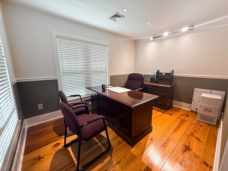 More Photos Of 3 Mapleton Rd, Princeton Office For Sale