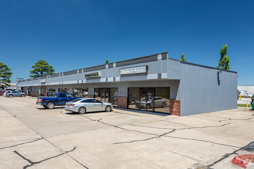 More Photos Of 3277 W Sunset Ave, Springdale Department Store For Lease