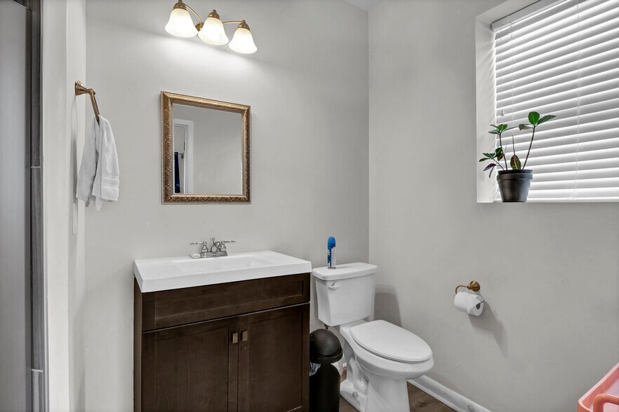More Photos Of 2020 Princess Place Dr, Wilmington Freestanding For Sale